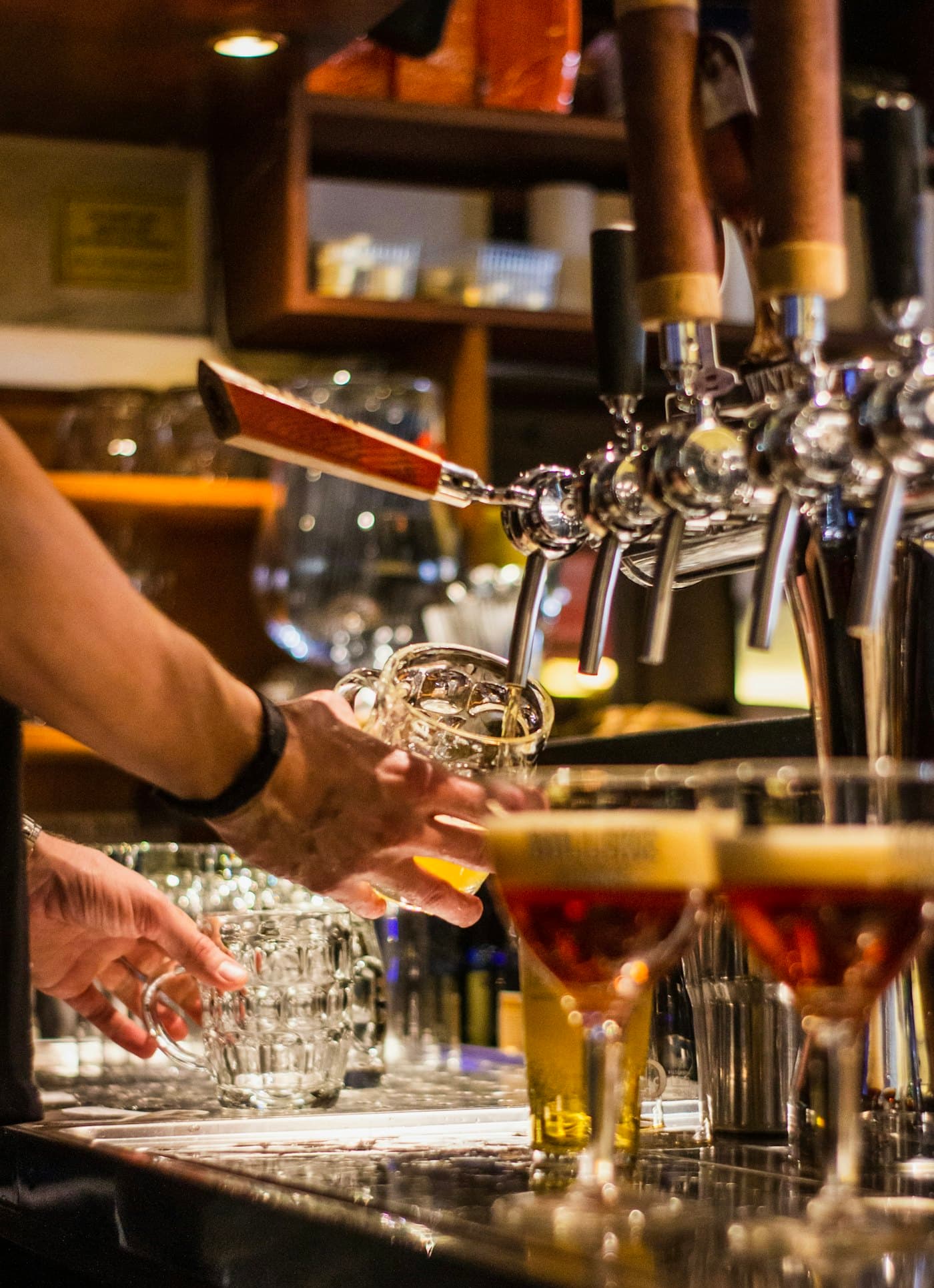 Barman tapt een biertje terwijl de zaak doordraait